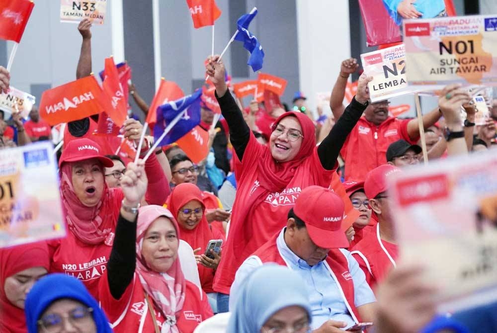 Antara penyokong PH-BN yang hadir.