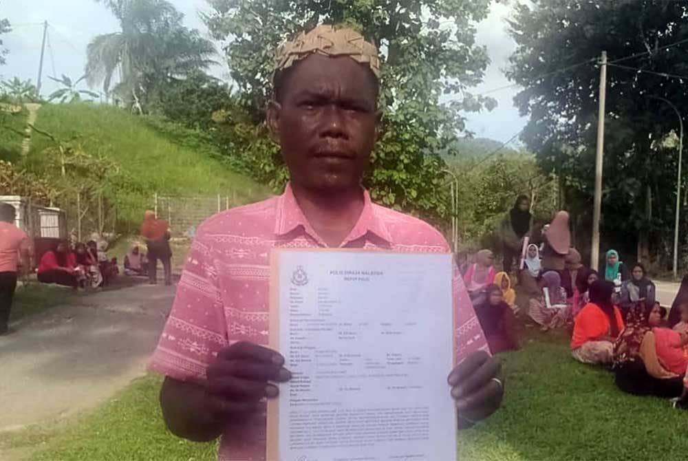 Razali menunjukkan laporan polis kedua yang dibuat oleh penduduk Orang Asli pada Isnin.
