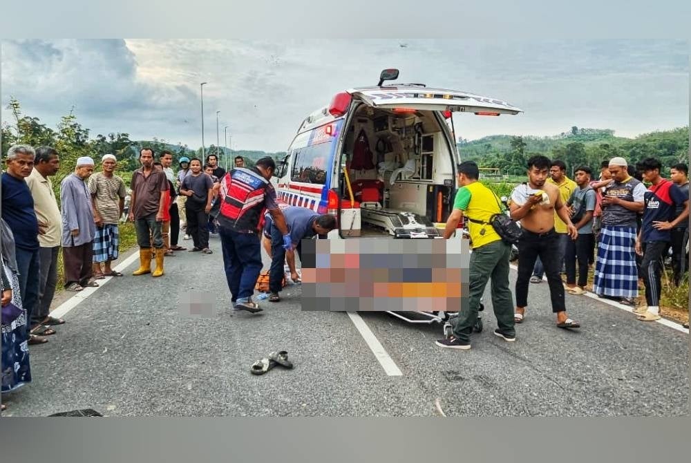 Pasukan perubatan memberi bantuan kecemasan kepada mangsa sebelum dibawa ke Hospital Sik.