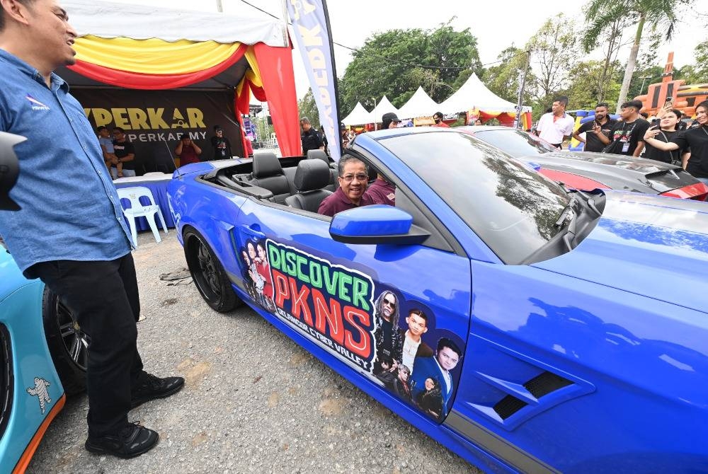 Md Kamarzan turut memandu 'super car' yang dipamerkan di tapak program berlangsung selama dua hari itu.