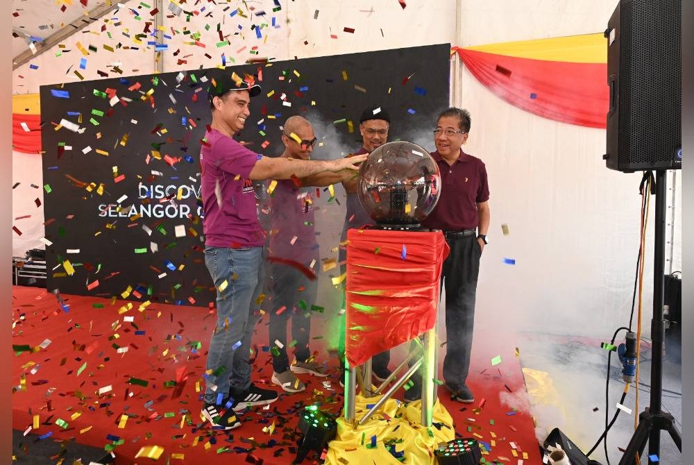 Md Kamarzan (kanan) merasmikan Discover PKNS@Selangor Cyber Valley di sini.