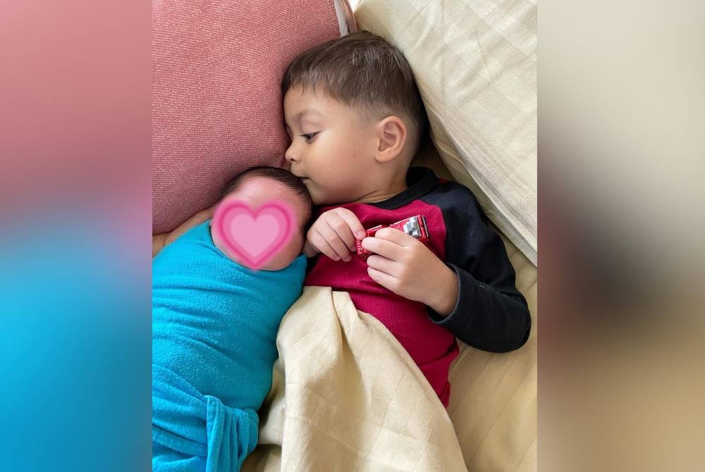 Dua putera kesayangan Farah dan suami.