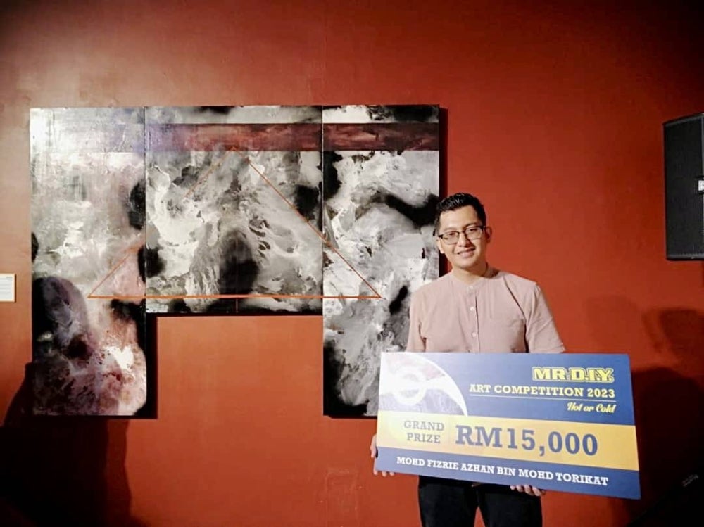Guru seni dari Sekolah Islam Bersepadu Shah Alam, Mohd Fizrie Azhan bersama lukisannya The Journey No.1 berjaya meraih hadiah tempat pertama dengan membawa pulang wang tunai RM15,000.
