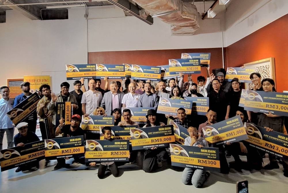 Barisan juri dan 31 pemenang Pertandingan Seni MR D.I.Y 2023 yang bertemakan Hot or Cold.