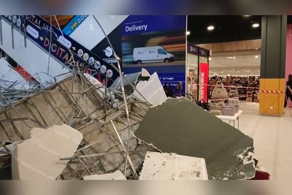 Keadaan siling kapur yang runtuh dan terhempas ke tingkat bawah pusat beli-belah
dalam satu kejadian di Bandar Mahkota Cheras pada Selasa.