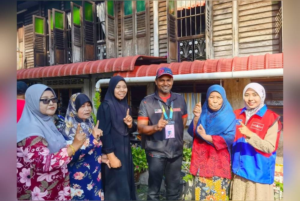 Zainuddin (tiga dari kanan) ketika turun berkempen di kawasan Pinang Tunggal.