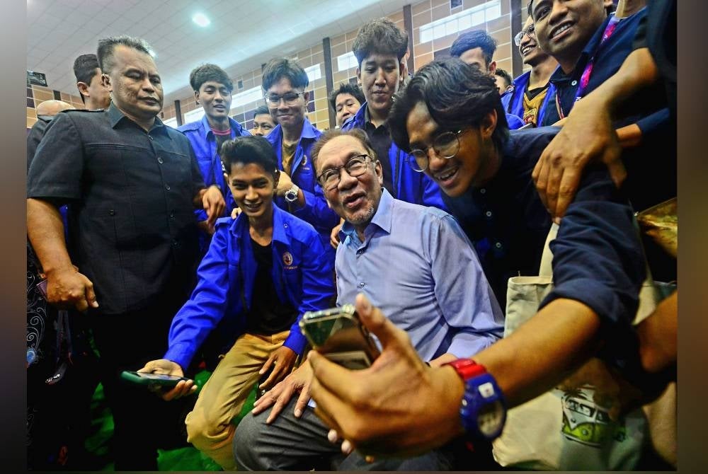 Anwar bersama sebahagian anak muda yang hadir pada Program Temu Anwar Kuantan bersama anak muda di Dewan Ibnu Khaldun, Kolej Kemahiran Tinggi Mara (KKTM) Kuantan, di sini pada Selasa.