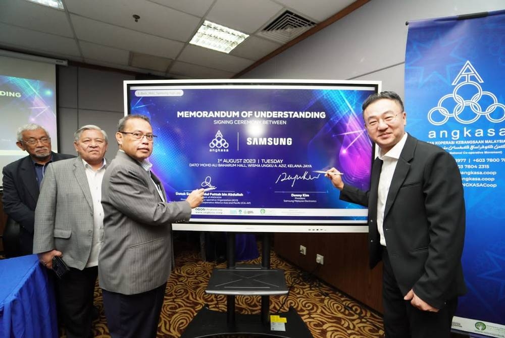 Abdul Fattah (depan, kiri) bersama Presiden Samsung Malaysia Electronics, Denny Kim (kanan) ketika majlis menandatangani MoU antara Angkasa dan Samsung Malaysia Electronics di Wisma Ungku A. Aziz, pada Selasa.