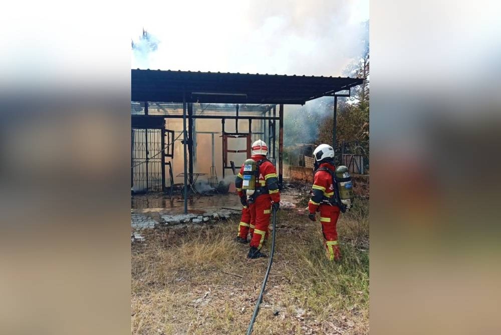 Operasi pemadaman dilakukan mengaplikasikan konsep RECEO bagi mengelak merebak ke bangunan lain. - Foto Ihsan JBPM Perak