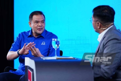 Calon Barisan Nasional (BN), Datuk Johan Abd Aziz ketika hadir dalam program Sinar Live pada Isnin.