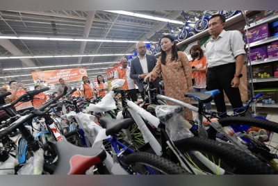 Hannah (dua dari kanan) bersama Pengurus Besar Aeon Big Sheikh Farouk Sheikh Mohamed (tiga dari kanan) melihat peralatan sukan yang dijual selepas Perasmian Peralatan dan Pakaian Sukan 'Inisiatif Sukan Rahmah' di Aeon Big Klang hari ini. - Foto Bernama