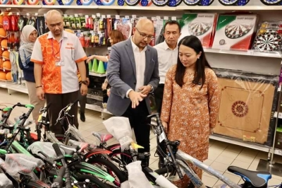 Hannah (kanan) mendengar penerangan Sheikh Farouk selepas melancarkan Inisiatif Sukan Rahmah di Aeon Big Klang pada Selasa. - Foto Facebook Jabatan Belia dan Sukan Negara