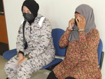 Ibu Ani (kanan) dihukum penjara selama enam tahun oleh Mahkamah Tinggi Klang pada Selasa, berhubung kes penyeludupan enam PATI dua tahun lalu.