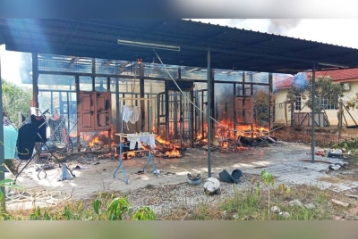 Kebakaran sebuah rumah di Kampung Dato Seri Kamaruddin dekat Manjung pada Selasa mengorbankan seorang remaja OKU. - Foto Ihsan JBPM Perak