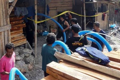 Pasukan penyelamat berusaha mengalirkan sebahagian air menggunakan 37 mesin pam dan menyekat lima laluan air masuk, namun air masih belum surut. - Foto AFP