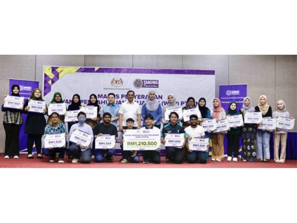 (Baris belakang): Ketua Pegawai Operasi PTPTN, Mastura Mohd Khalid (lapan dari kiri) bergambar bersama pelajar penerima WPP sambil menunjukkan plakad WPP yang diadakan di Dewan Serbaguna Taman Mawar Pasir Gudang, Johor.