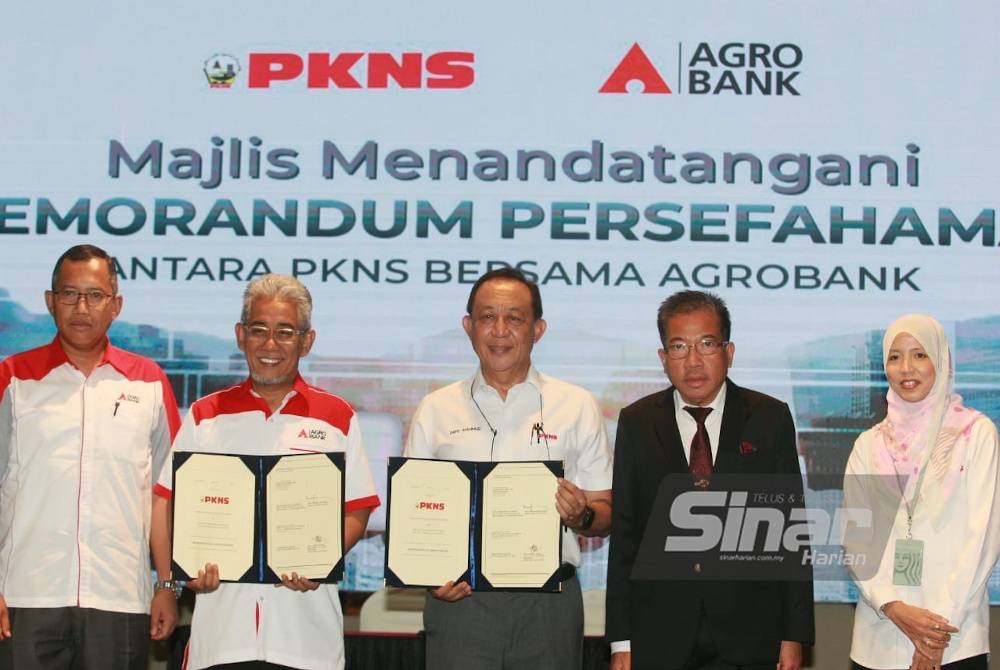 Tengku Ahmad Badli Shah (dua dari kiri) dan Mahmud (tengah) pada majlis MoU pada Rabu.
- Foto Sinar Harian ASRIL ASWANDI SHUKOR