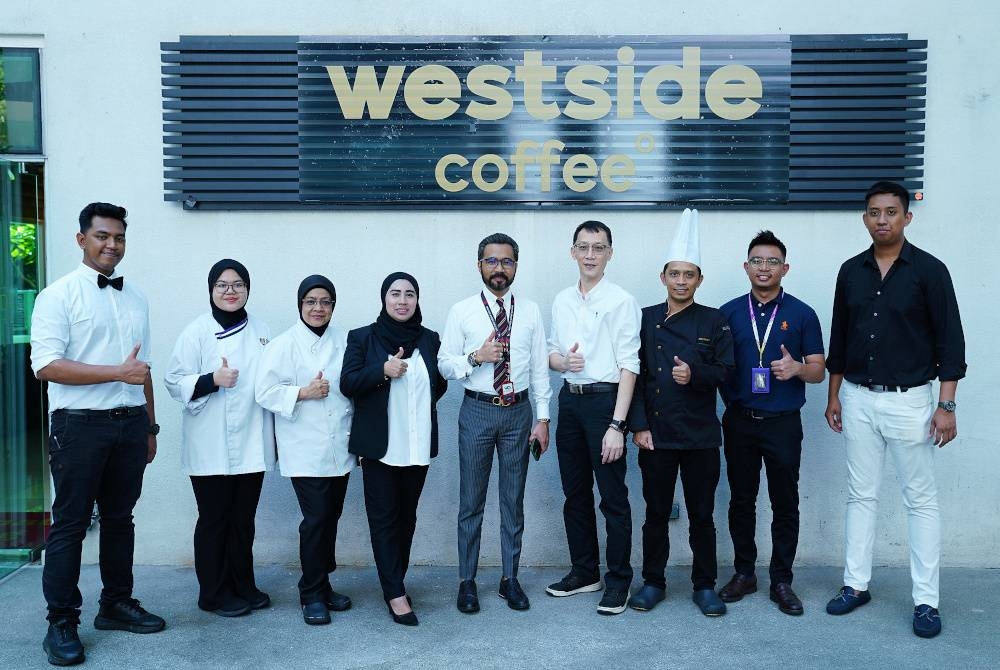 Wak Doyok (tengah) bersama-sama petugas Westside Coffee selepas majlis pelancaran menu baharu, The Big Brunch.