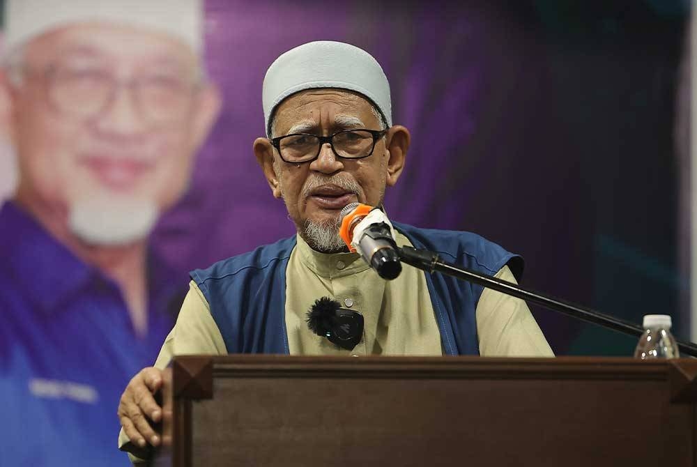 Abdul Hadi ketika berucap pada Ceramah Mega Perikatan Nasional Best di Jalan Permatang Sungai Dua. - Foto Bernama