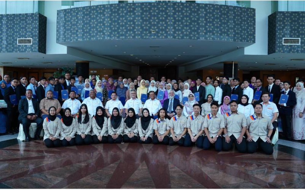 Caption: Pengerusi Felda, Datuk Seri Ahmad Shabery Cheek (duduk, tengah) bergambar bersama barisan pengurusan, pelajar tajaan Felda dan ahli keluarga pelajar selepas Majlis Penyerahan Tajaan Program Global Digital Leadership (GDL) Pelajar Cemerlang Felda.