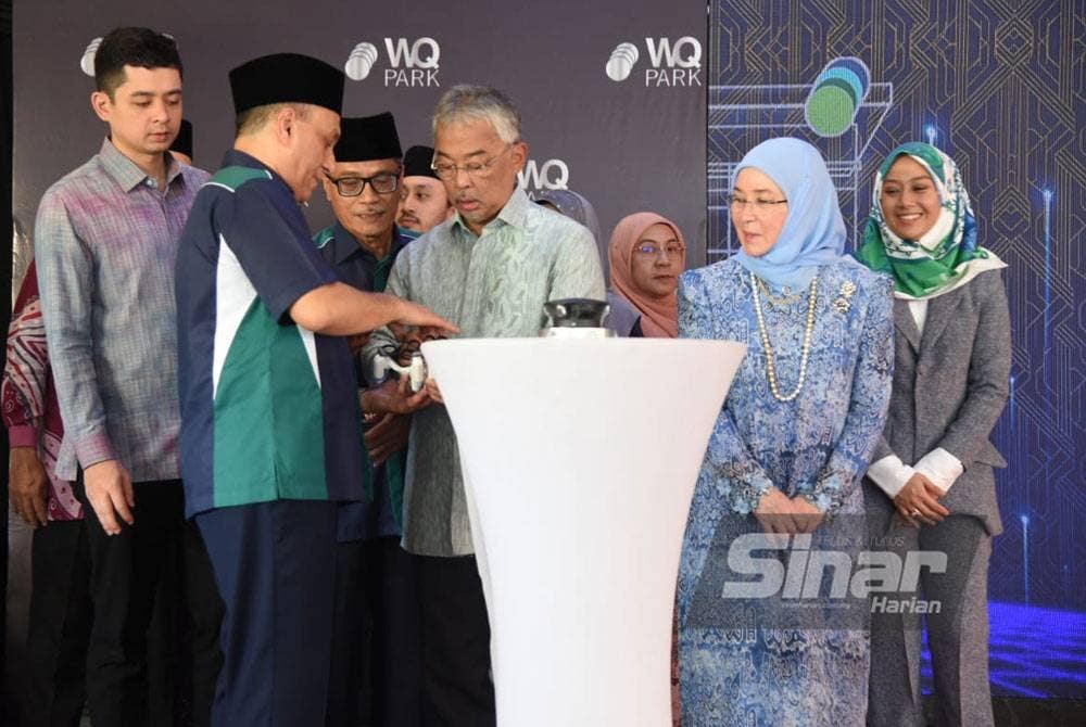 Al-Sultan Abdullah diiringi Tunku Azizah Aminah Maimunah menyempurnakan gimik perasmian Pusat Kesihatan dan Rehabilitasi WQ Park Kuantan pada Rabu.