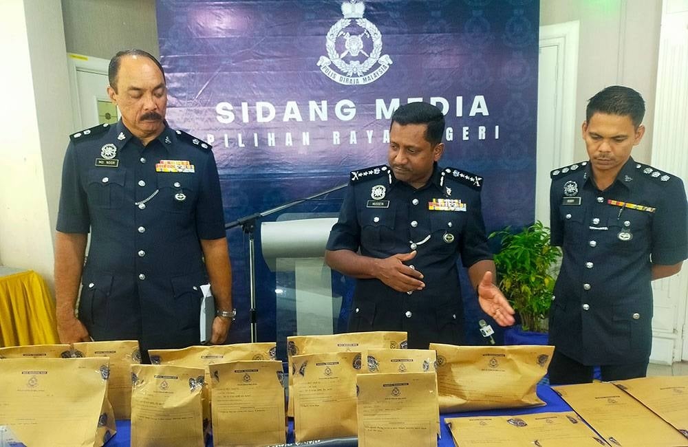 Hussein (tengah) menunjukkan sampul barang kes yang dirampas dan pemotong digunakan bagi memecah masuk stor ekshibit Ibu pejabat Polis Daerah (IPD) Sepang pada Sabtu.
