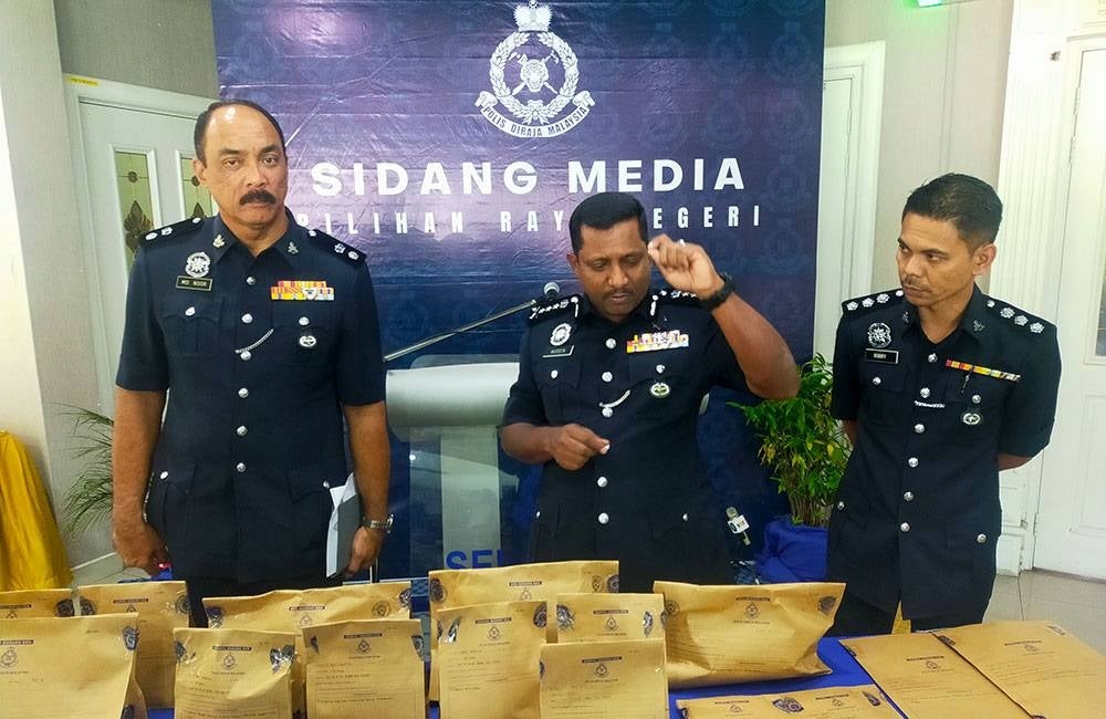 Hussein (tengah) menunjukkan sampul barang kes yang dirampas dan pemotong digunakan bagi memecah masuk stor ekshibit Ibu pejabat Polis Daerah (IPD) Sepang pada Sabtu.