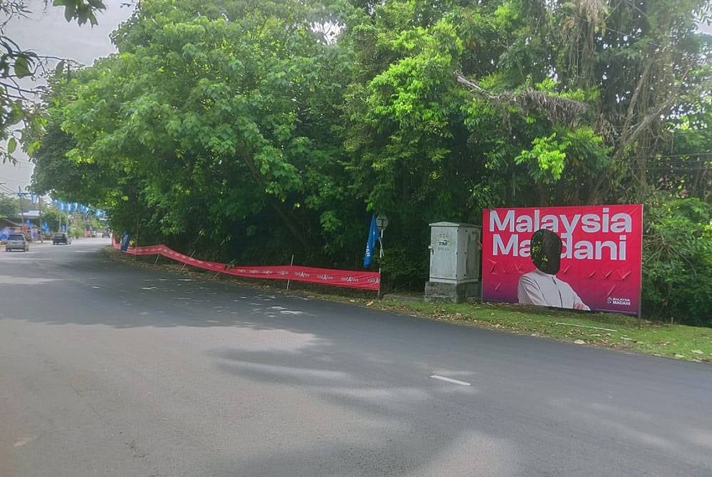 Papan iklan Malaysia Madani turut menjadi mangsa vandalisme.