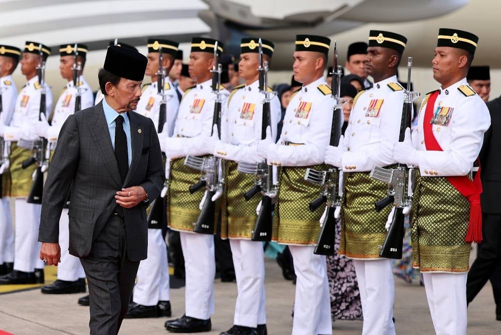 Sultan Brunei memeriksa barisan kawalan kehormat yang dianggotai dua pegawai dan 26 anggota Batalion Pertama Rejimen Renjer Diraja. - Foto Bernama