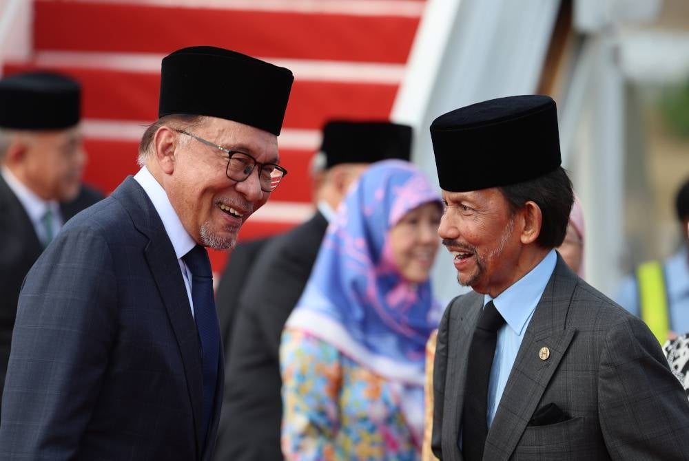 Sultan Brunei disambut Anwar sebaik tiba di Pangkalan Udara Tentera Udara Diraja Malaysia pada Rabu. - Foto Bernama