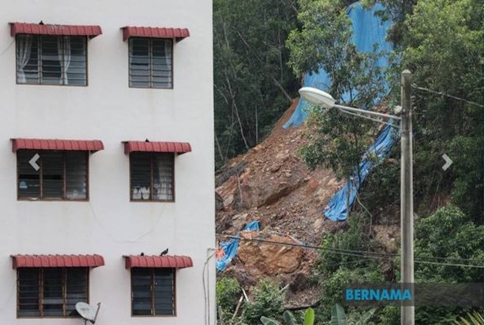 Penduduk dakwa tiada sebarang kerja baik pulih berskala besar dilakukan pihak berwajib walaupun sudah hampir setahun kejadian runtuhan tanah di lereng bukit berhampiran Pangsapuri Bukit Kecil di Kuala Terengganu. - Foto Bernama