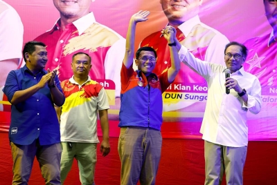 Anwar (kanan) merangkap Pengerusi PH bersama calon N.54 Tanjong Sepat, Borhan Aman Shah (PH-PKR), Calon N.55 Dengkil, Noorazli Said (PK-BN) dan calon N. 56 Sungai Pelek, Lwi Kian Keong (PH-DAP) (dua, kiri) pada Ceramah Jelajah Perpaduan PMX di Kompleks Muhibah Tanjong Sepat, hari ini. - Foto Bernama