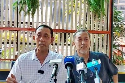 Jalani (kanan) bersama Misbun ketika sidang media baru-baru ini.