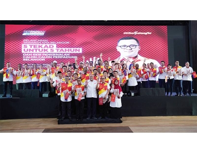 Amirudin (depan, dua dari kiri) bergambar bersama pimpinan PH Selangor dan calon-calon Perpaduan Selangor yang akan bertanding pada PRN 12 Ogos ini. - FOTO SINAR HARIAN/ROSLI TALIB