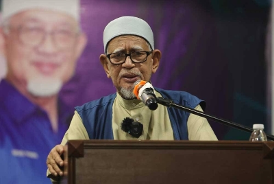 Abdul Hadi ketika berucap pada Ceramah Mega Perikatan Nasional Best di Jalan Permatang Sungai Dua. - Foto Bernama
