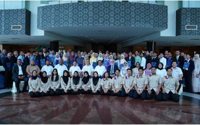 Caption: Pengerusi Felda, Datuk Seri Ahmad Shabery Cheek (duduk, tengah) bergambar bersama barisan pengurusan, pelajar tajaan Felda dan ahli keluarga pelajar selepas Majlis Penyerahan Tajaan Program Global Digital Leadership (GDL) Pelajar Cemerlang Felda.