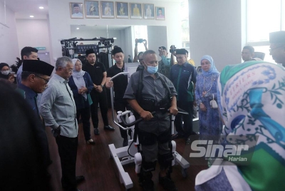 Al-Sultan Abdullah meninjau kemudahan dan perkhidmatan pemulihan komprehensif yang ditawarkan di Pusat Kesihatan dan Rehabilitasi WQ Park Kuantan pada Rabu.