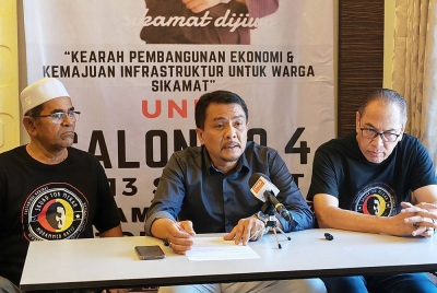 Mohammed Hafiz (tengah) pada sidang akhbar diadakan di Sikamat