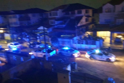 Kenderaan MPV polis mengejar suspek yang memandu secara melulu di Jalan Tebrau pada awal pagi Rabu.