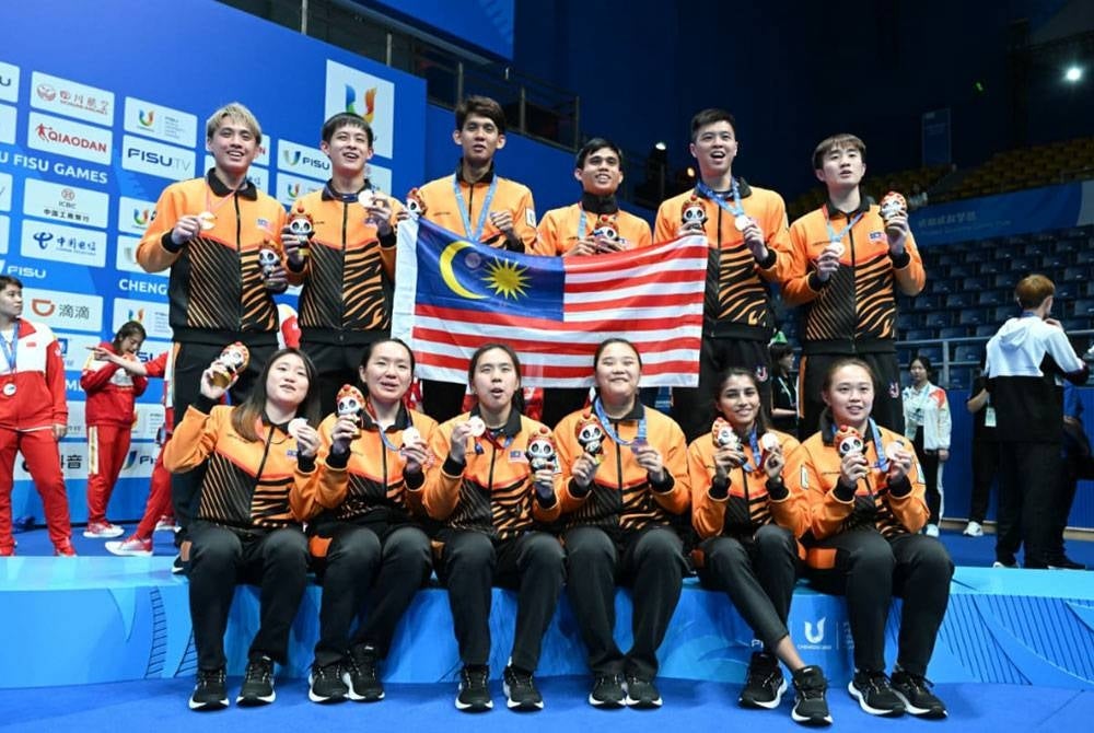Kontinjen Malaysia menambah satu lagi gangsa di Universiade Chengdu dalam acara badminton berpasukan campuran pada Rabu.