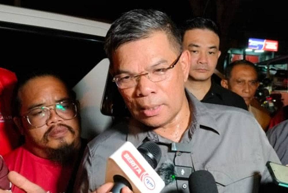 Saifuddin (tengah) berkata kepada media ketika berkempen di Taman Delima, Sungai Petani pada Rabu.