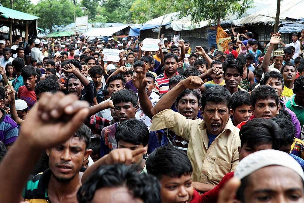 Etnik Rohingya yang menetap di kem pelarian penuh sesak di Cox's Bazar, Bangladesh tidak bernegara selepas Myanmar tidak lagi mengiktiraf kewarganegaraan mereka pada 2015. - Agensi