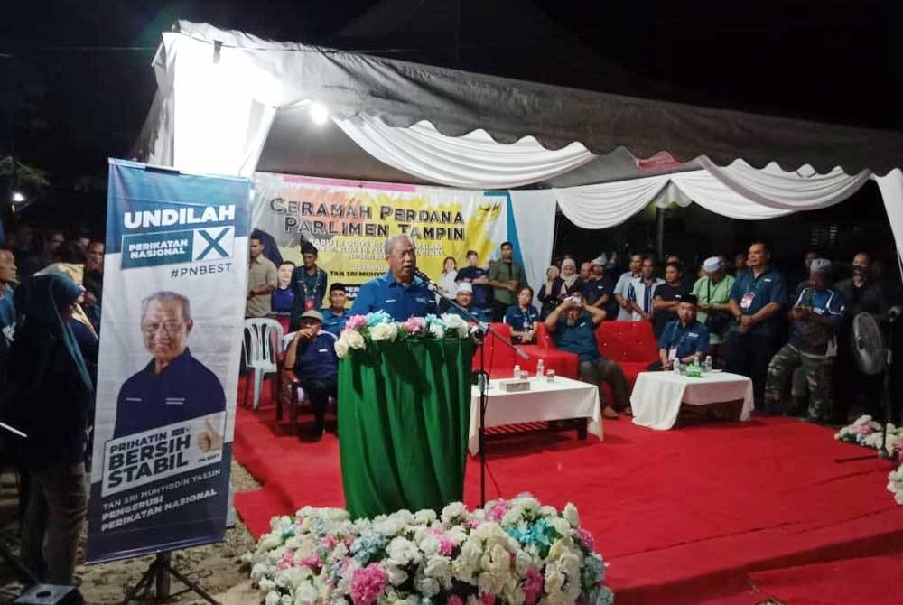 Muhyiddin ketika berucap pada Ceramah Perdana Parlimen Tampin di Felda Jelai 4 pada malam Rabu.