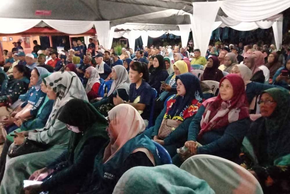 Antara mereka yang hadir pada Ceramah Perdana Parlimen Tampin di Felda Jelai 4 pada Rabu.