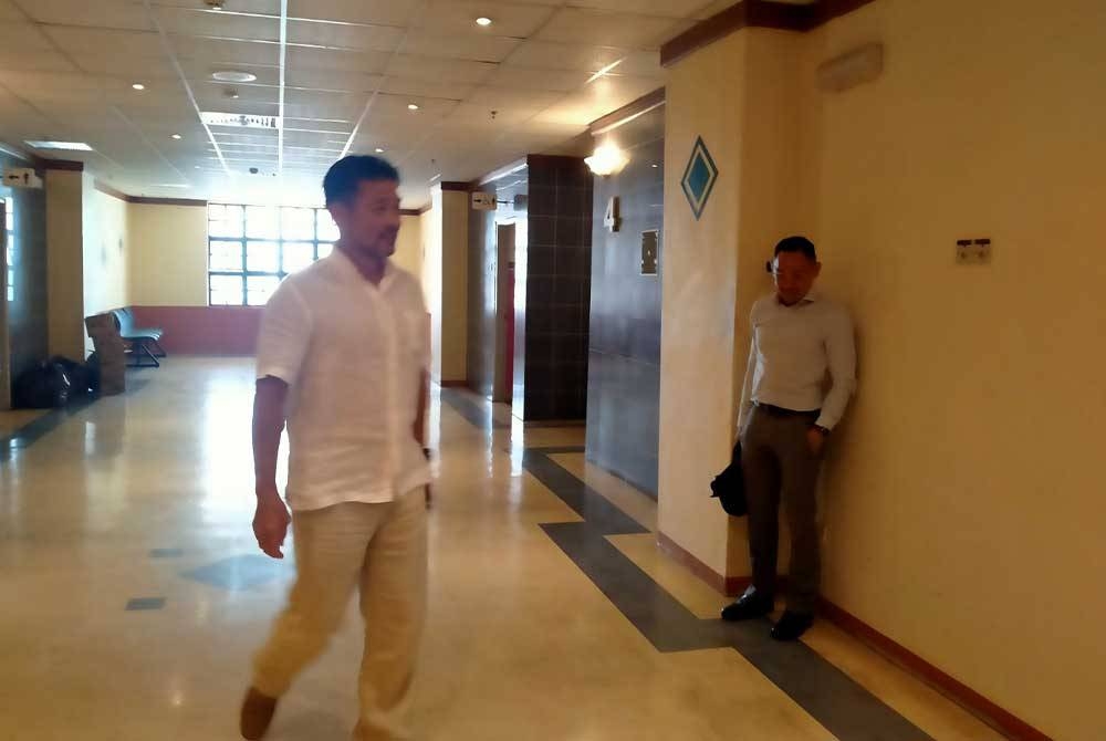 Teong Kim tiba di JPPM Perak, Bangunan Persekutuan Perak di sini pada Khamis.