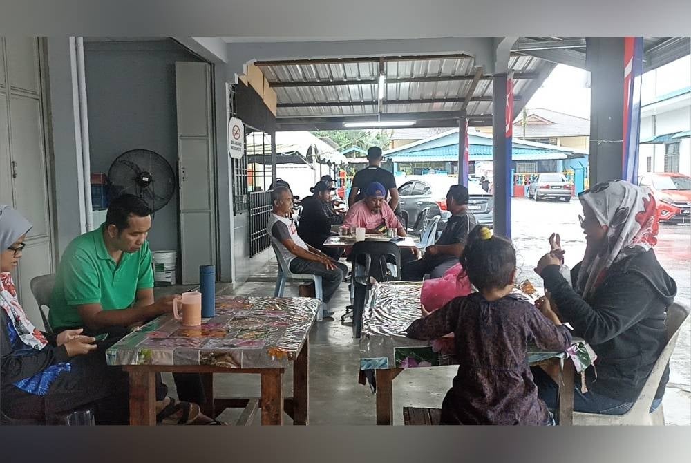 Aktiviti penduduk di Kampung Sungai Tiram, diteruskan seperti hari biasa selepas dua hari insiden pencemaran bau dipercayai bahan kimia berlaku di kampung terbabit