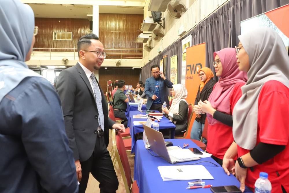 Timbalan Pengarah (Sokongan Akademik) Polisas, Azad Muslim Muhammad meninjau perjalanan sesi temu duga yang diadakan di Dewan Sri Mahkota, Polisas di Kuantan pada Khamis.