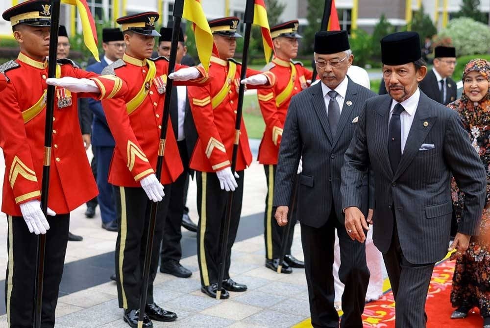 Al-Sultan Abdullah bersama Sultan Hassanal Bolkiah dan Raja Isteri Pengiran Anak Saleha pada Istiadat Sambutan Negara di Istana Negara pada Khamis - Foto: Bernama