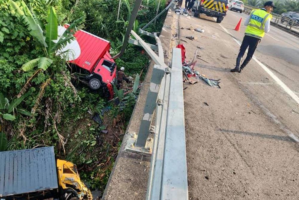 Dua lori terjunam kira-kira 15 meter dari jambatan di KM336 Lebuh raya Utara Selatan arah utara berhampiran Tapah dalam kejadian pada Khamis.- Foto PDRM Perak