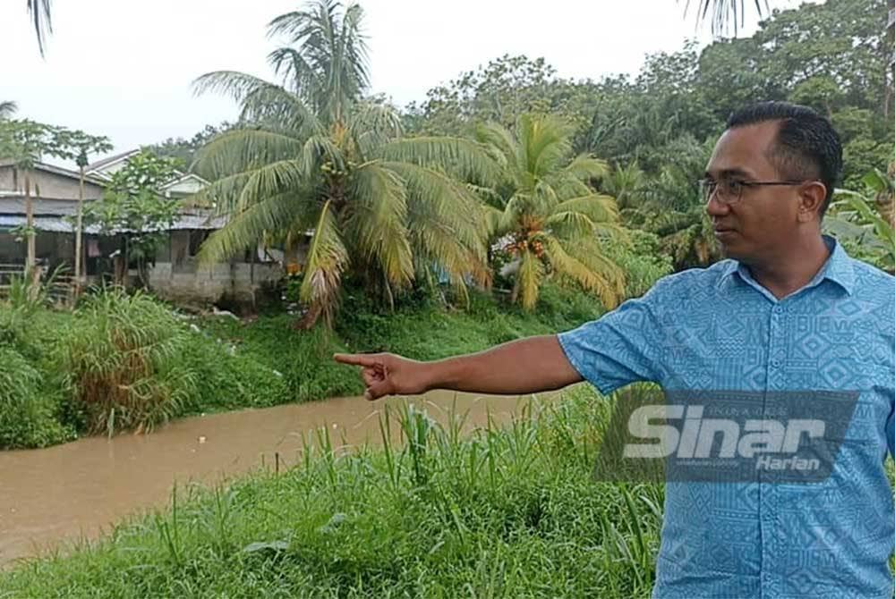 Fauzi menunjukkan keadaan Sungai Tiram berdekatan Kampung Ulu Tiram yang berdepan insiden pencemaran bau sejak dua hari lalu.